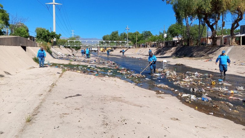 Otro operativo de limpieza de la Ciudad en el colector Papagayos: se retiraron más de 110 toneladas de basura